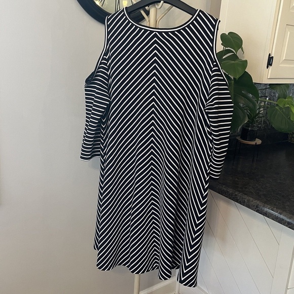 Lane Bryant Cold Shoulder Dress | Size 18/20 | Black White Striped 3/4‎ Sleeve - Picture 2 of 11